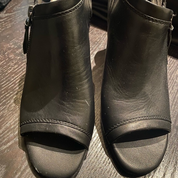 Trendy leather sling back mule with strap. - Picture 2 of 5